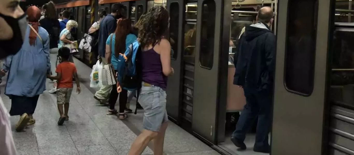 Θεσπίζουν «μωβ» περιοχές και επιβάλλουν μάσκα παντού και διπλή μασκοφορία στα Μέσα Μαζικής Μεταφοράς!
